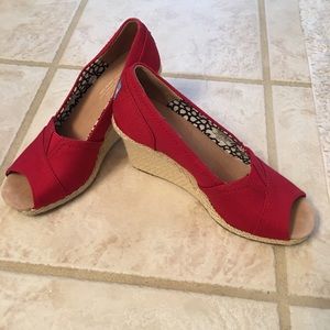 TOMS open toed wedges